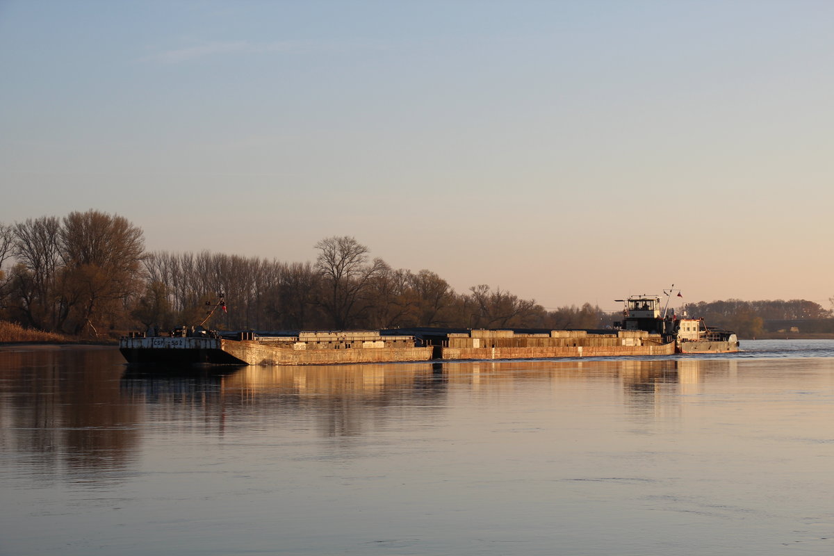 Das Tschechische Schubboot  TR 15  (32200210 , 27,20 x 8,70m) schob am 24.11.2020 zwei Leichter auf der Elbe Höhe Storkau zu Tal. 