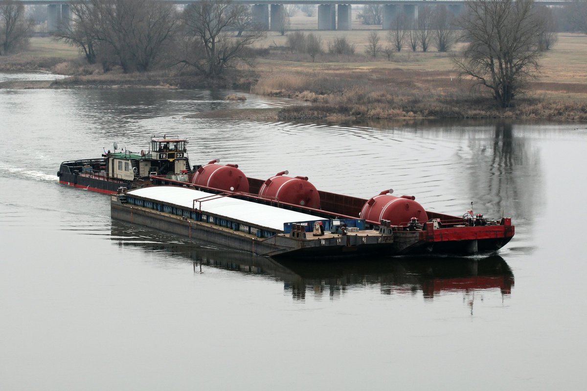 Das Tschechische Schubboot TR33 (32200042) schob am 11.02.2017 einen Schwertransport auf der Elbe im Bereich der Autobahnbrücke A2 und der Trogbrücke zu Tal.