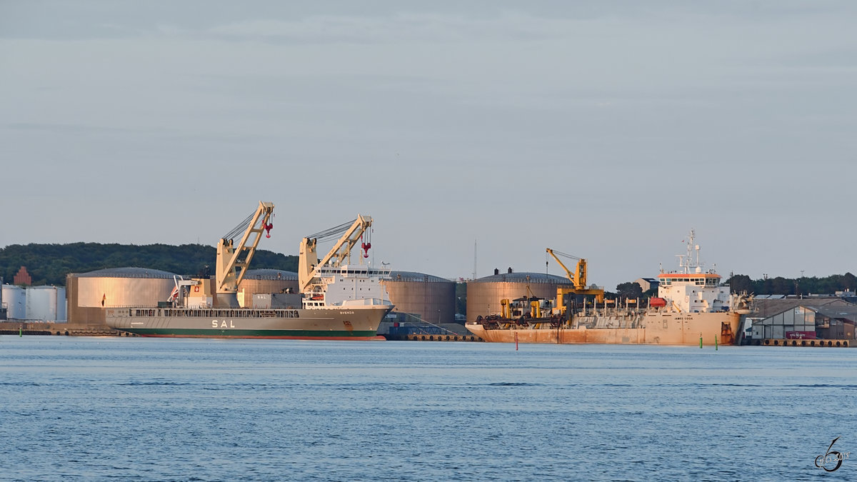 Das Universal-Frachtschiff  Svenja  und das Laderaumsaugschiff  James Cook  Anfang Juni 2018 im Hafen von Aalborg.