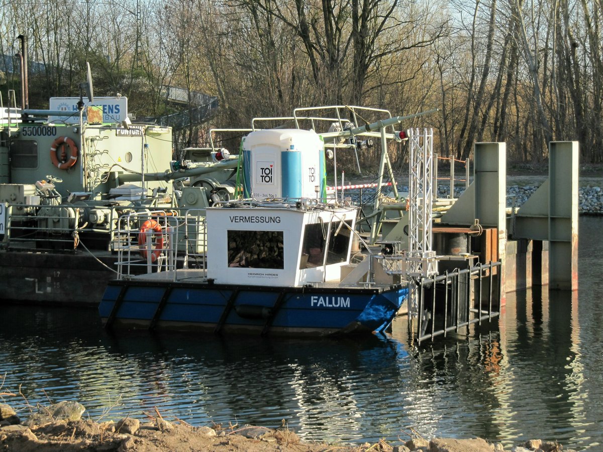 Das Vermessungsboot Falum der Heinrich Hirdes Kampfmittelräumung GmbH lag am 23.03.2020 festgemacht am Ponton 16 (05500080) der Fa.Hülskens im Sacrow-Paretzer-Kanal / UHW km 26.