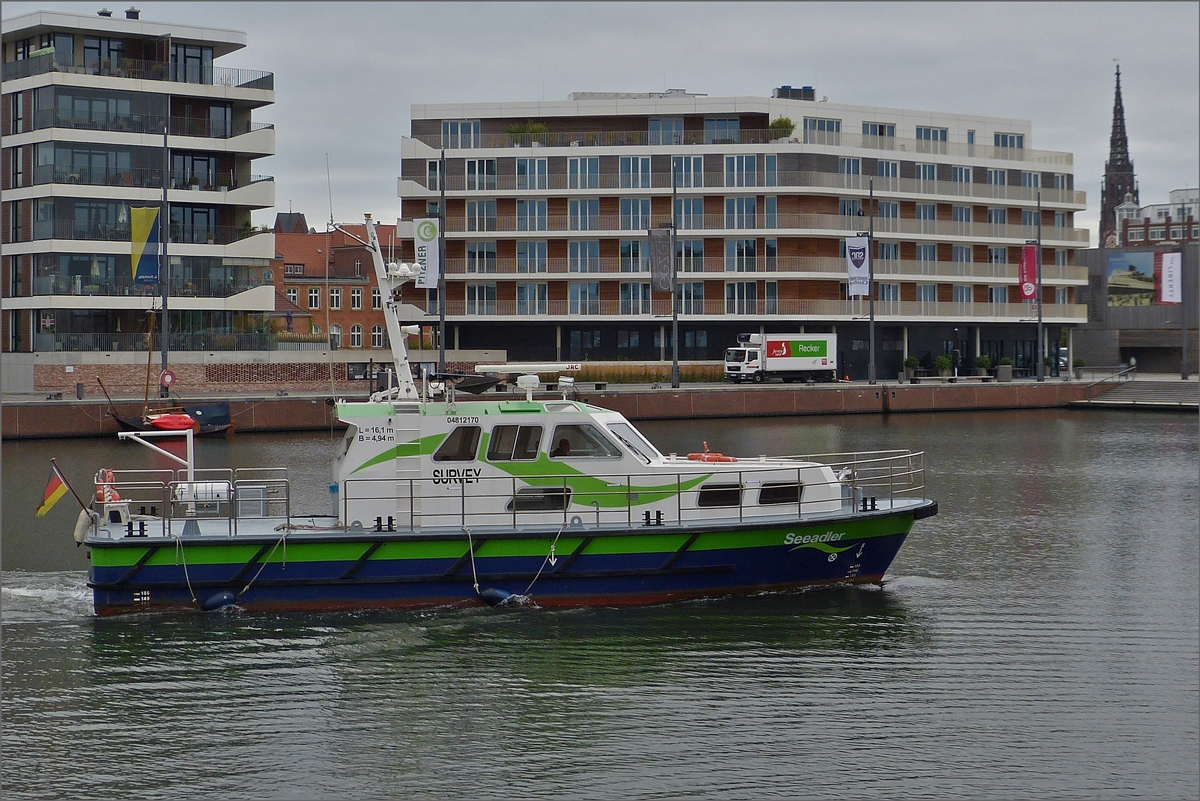 Das Vermessungsschiff SEEADLER; ENI 04812170; ist aus der Schleuse beim Leuchtturm in den Neuen Hafen eingefahren und steuert dort einen Liegeplatz an. 20.09.2019