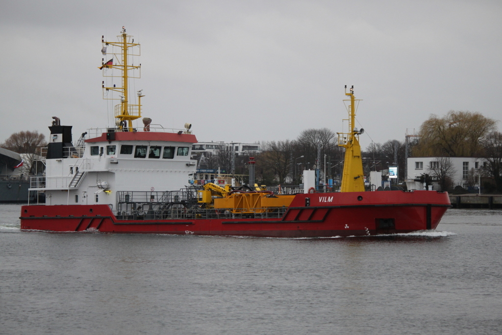 Das Verschmutzungskontrollschiff Vilm auf ihrem Seeweg vom Rostocker Fracht und Fischereihafen nach Mukran beim Auslaufen in Warnemünde.02.03.2019