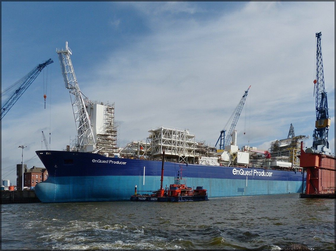 Das Versorgungsschiff  „En Quest Producer“, liegt seit Januar 2012 in der Blom & Voss Werft und wird zum Ölproducktionsschiff umgebaut, Bj 1983, IMO 8124034, L 248.31 m, B 39.90 m, Geschw. 14 kn, Tankkapazität 625000 Barrels, (1 Barrels = 159 l),  Frühere Namen: „ Dirch Maersk“ & „Usige Gorm“.  17.09.2013 