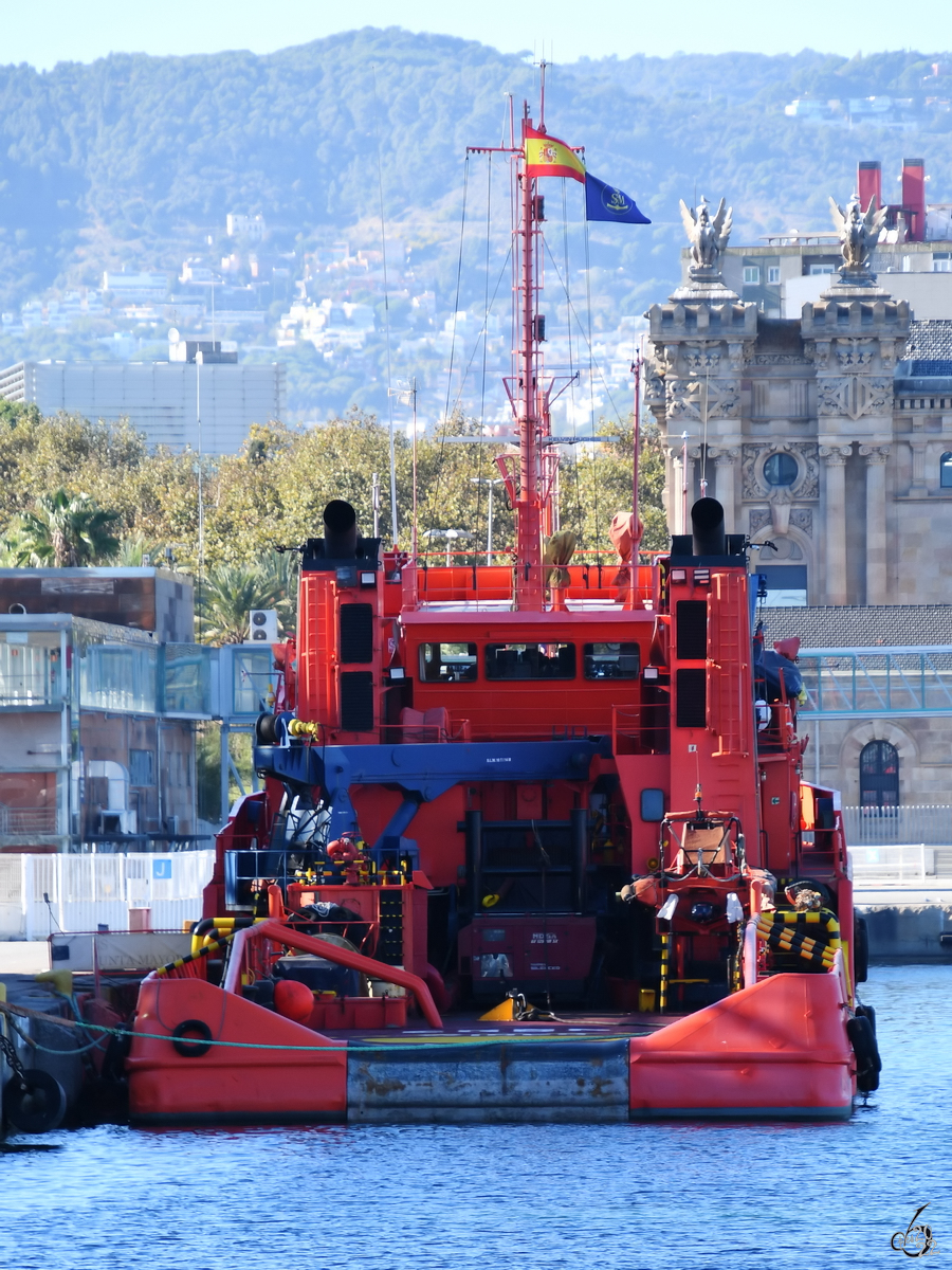 Das Versorgungsschiff PUNTA MAYOR (IMO: 8305066) wartet am Hafen von Barcelona auf den nächsten Einsatz.