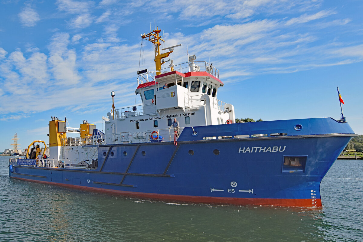 Das Vielzweckschiff HAITHABU (IMO 211651920) ist ein modernes Gewässerüberwachungsschiff des Landes Schleswig-Holstein. Betrieben wird das Schiff vom Landesbetrieb für Küstenschutz, Nationalpark und Meeresschutz (LKN-SH). 
Baujahr 2014, Länge 39 Meter, Breite 9,50 Meter

Fotoaufnahme in Lübeck-Travemünde, 24.08.2021