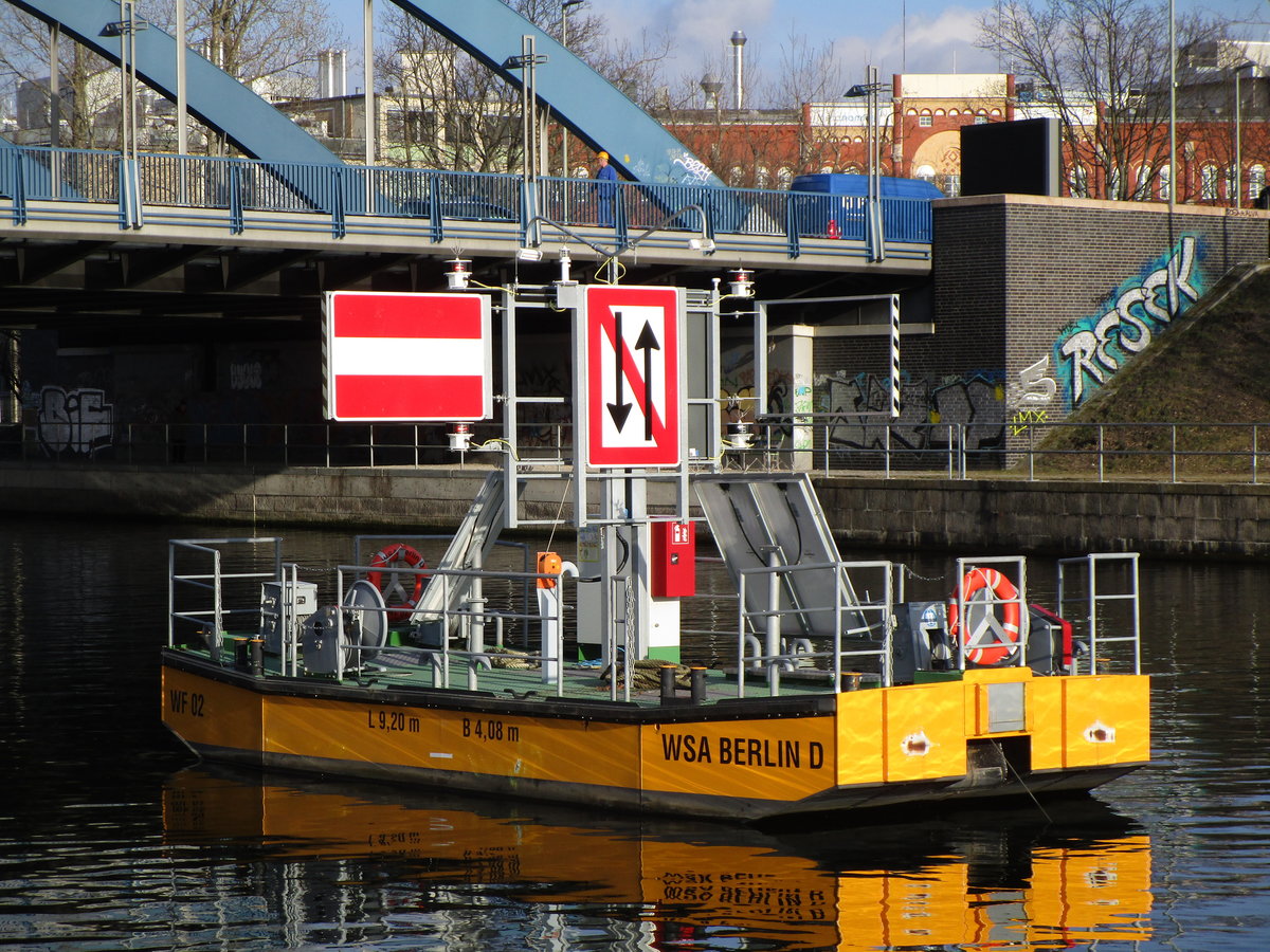 Das Wahrschaufloss WF02 (9,20 x 4,08m) begrenzte am 26.03.2018 das Fahrwasser des Westhafenkanales unter der Mörschbrücke nach einem Brandschaden an dieser. 