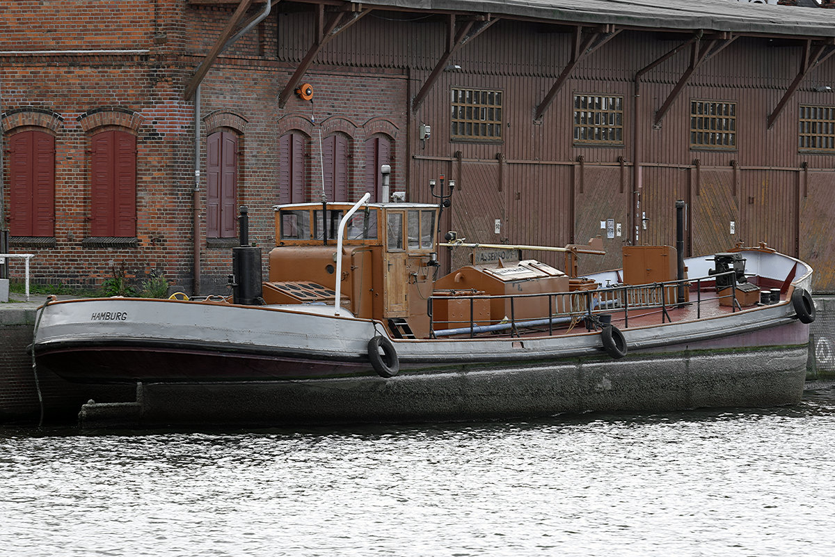 Das Wasserboot V, 1938 gebaut, ist Lübecks ältestes noch gewerblich tätige Schiff und beliefert andere Schiffe mit Trinkwasser. Es ist seit 1950 im Lübecker Hafen tätig. Länge: 25,10 Meter. Europa-Nr. 05106150 Aufnahme vom 27.08.2017 in Lübeck
