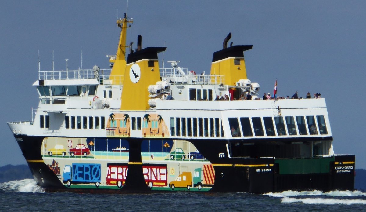 Das weltweit größte schwimmende Kunstwerk ist die Fähre der Insel Ærø.
Sie fährt die Strecke von Ærøskøbing nach Svendborg.
Es ist Euopas schönste Fähre. 
Aufgenommen am 31.Juli 2016 in Ærøskøbing auf der dänischen Insel Ærø.