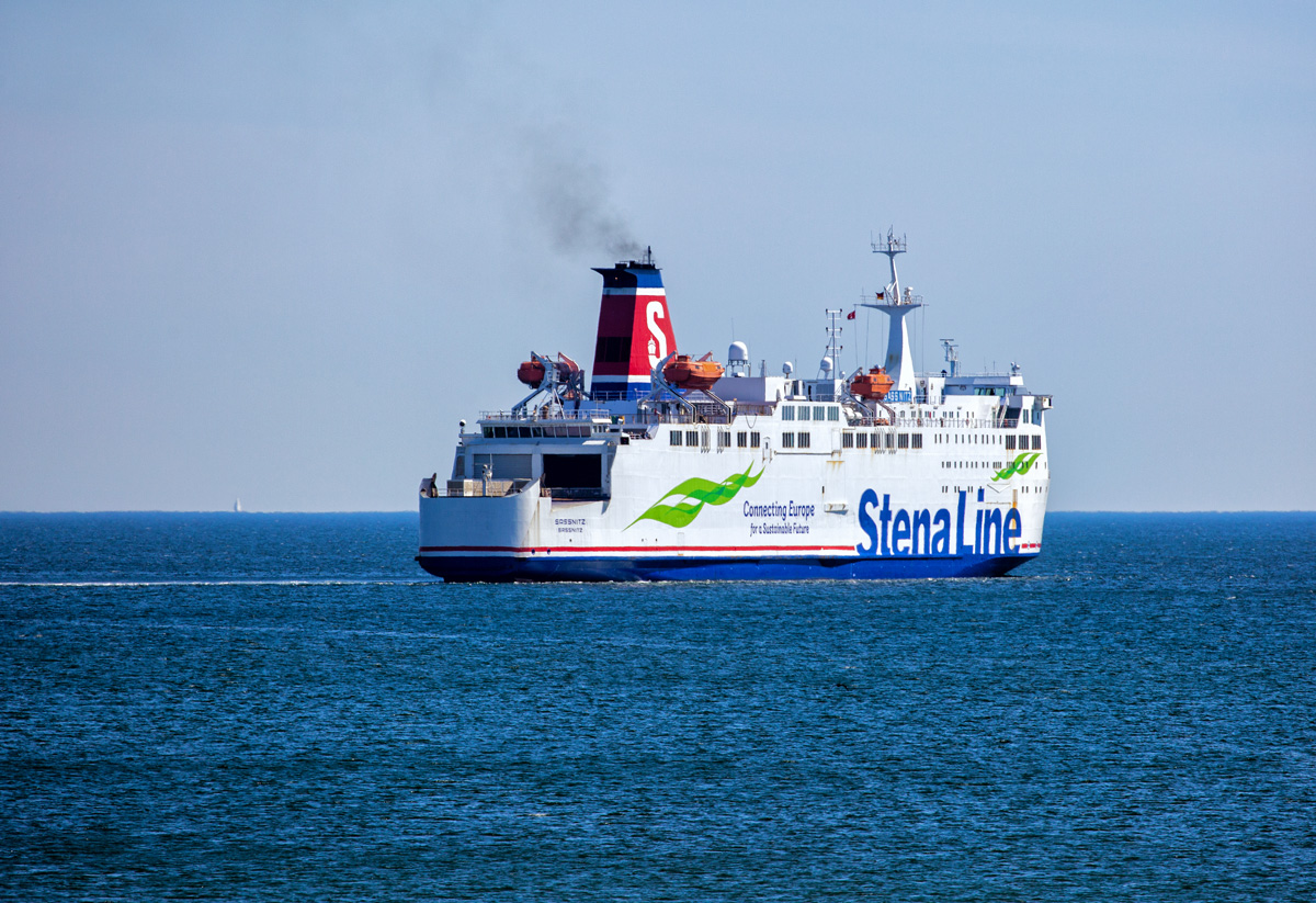 Das Wendemanöver der Stena Line Fähre Sassnitz vor Sassnitz  Mukran, ist im Bild kaum zu erkennen. - 21.05.2017