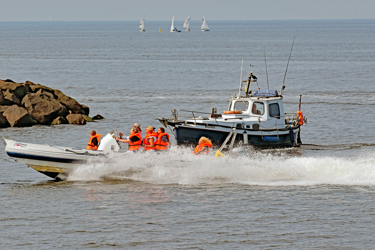  Das wird/war knapp , dachte sich vielleicht der Skipper des Motorbootes POSEIDON, als plötzlich ein motorisiertes Schlauchboot unvorhergesehen vor dem Bug erschien und den Kurs kreuzte.
Rostock-Warnemünde, 30.08.2017