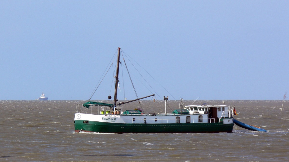 Das Wohnschiff Taucher K am 12.06.2012 vor Fedderwardersiel.