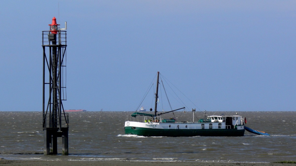 Das Wohnschiff Taucher K am 12.06.2012 bei der Einfahrt in den Hafen von Fedderwardersiel vor dem Leuchtfeuer Fedderwardersiel.