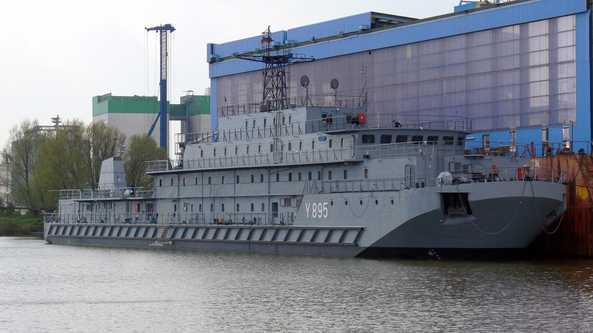 Das Wohnschiff Y895 Wische am 25.04.2012 im Fischereihafen von Bremerhaven.