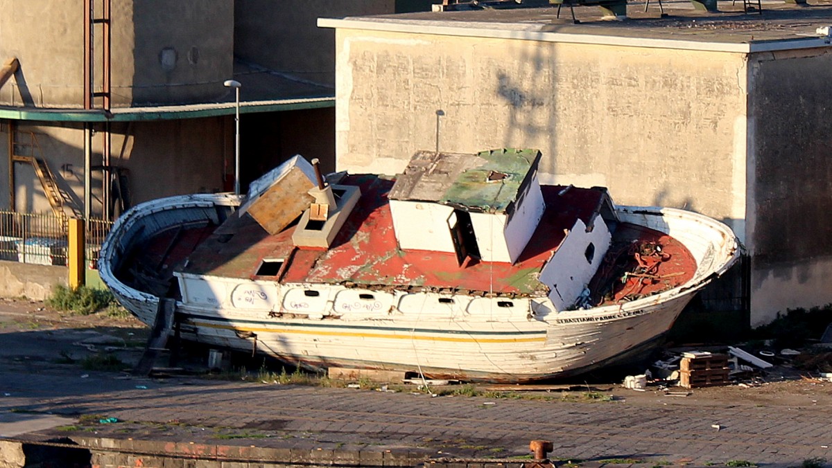 Das Wrack der Sebastiano im Hafen von Catania am 24.10.2013.