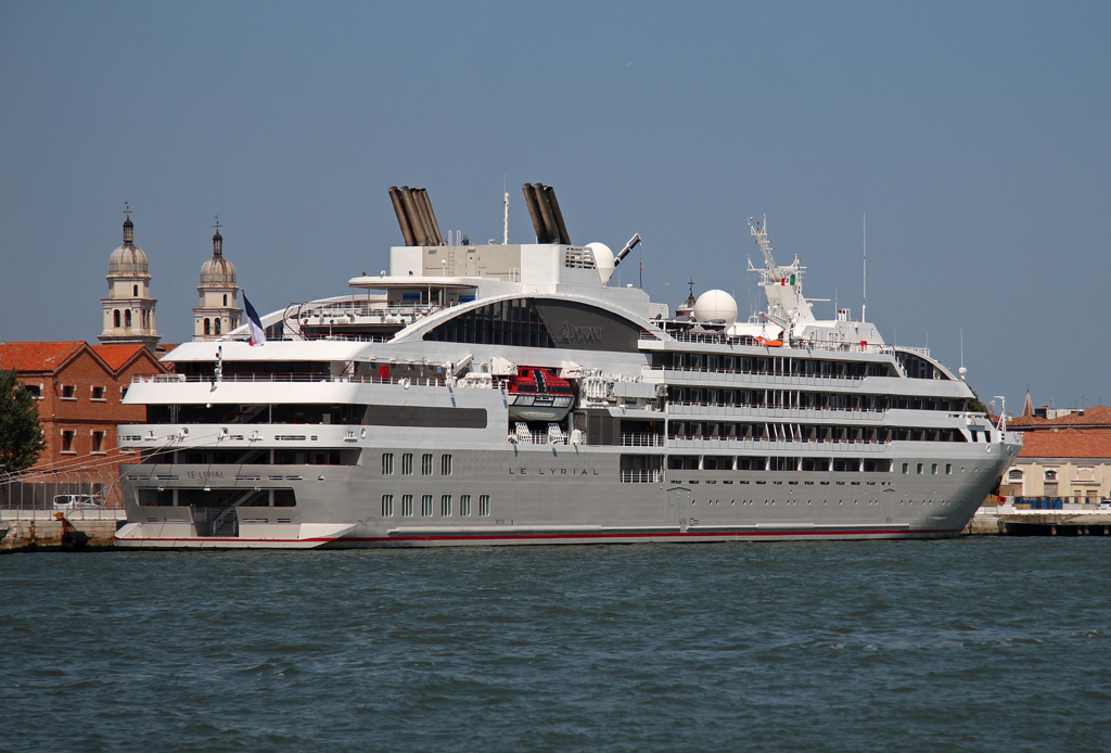 Das die yachtähnliche Le Lyrial der französischen Reederei PONANT nur 122 Kabinen(und Suiten) hat, sieht man ihr nicht an. Im Juni 2017 lag sie für mehrere Tage in Venedig vor Anker. Diese Aufnahme entstand am 20.06.2017.