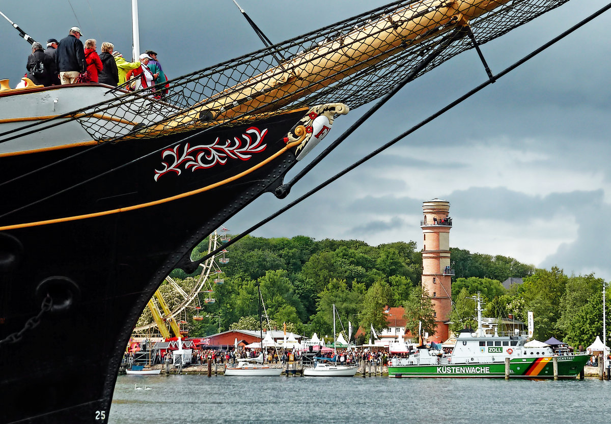 Das Zollboot GLÜCKSTADT in Lübeck-Travemünde. Im Vordergrund: der Bug der Viermastbark PASSAT. Aufnahme vom 15.05.2011