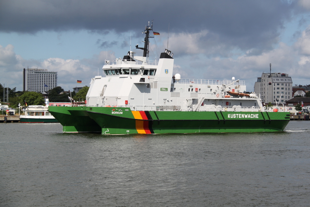 Das Zollboot Borkum auf dem Weg von Kiel nach Rostock-Überseehafen beim Einlaufen in Warnemünde.03.07.2016