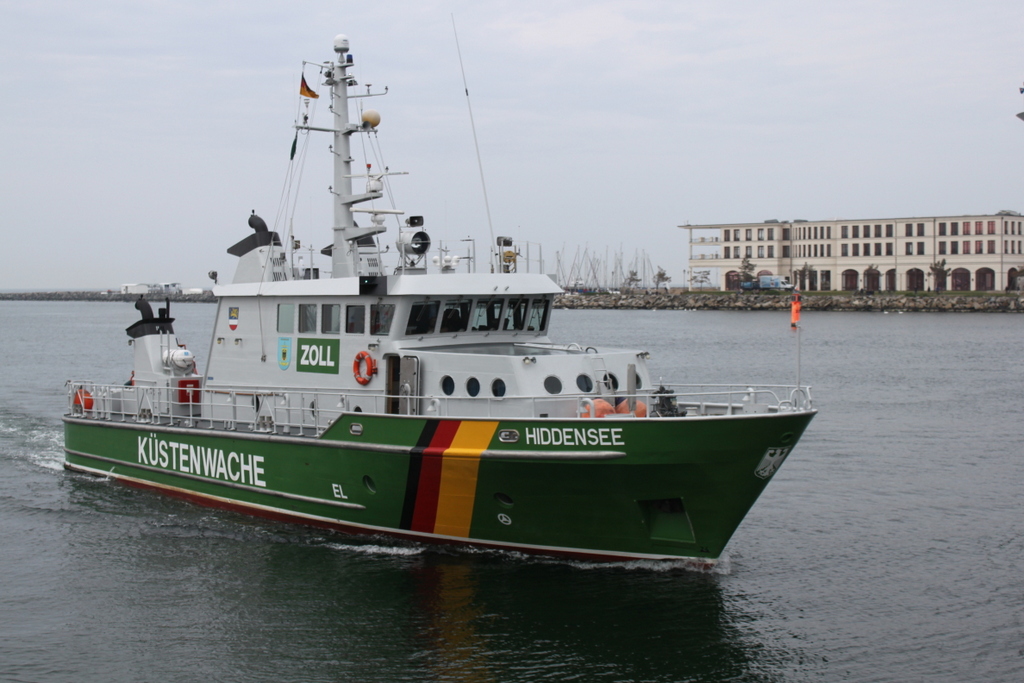 Das Zoll/Küstenwache Boot Hiddensee beim Einlaufen am Abend in Warnemünde.30.04.2019