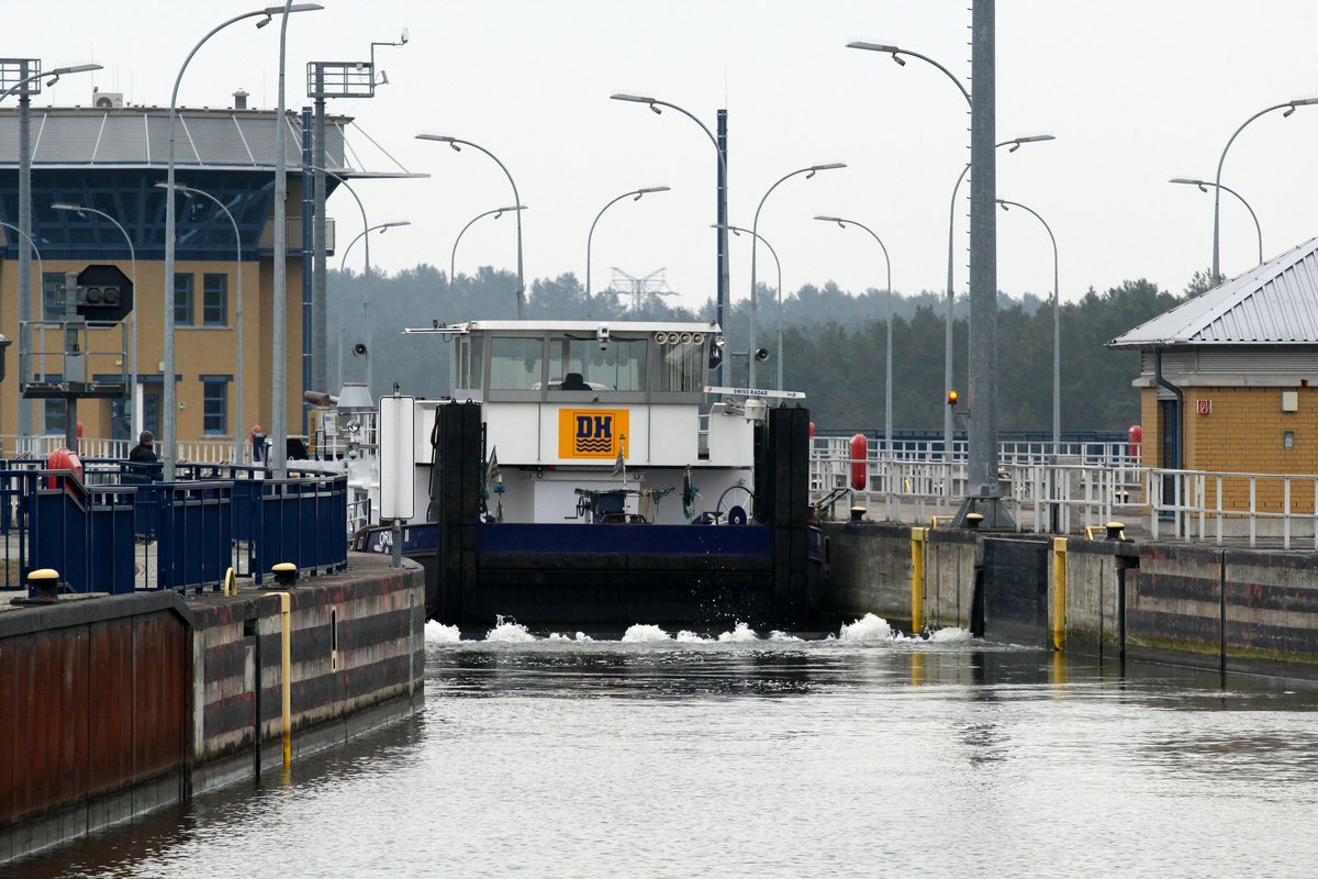 Das Zugsegmenttor der Nordkammer Schleuse Hohenwarthe (MLK) versinkt im Wasser und das SB Orion II (05609480) kann bei Grün seine Fahrt im MLK Richtung Trogbrücke fortsetzen. 11.02.2017.