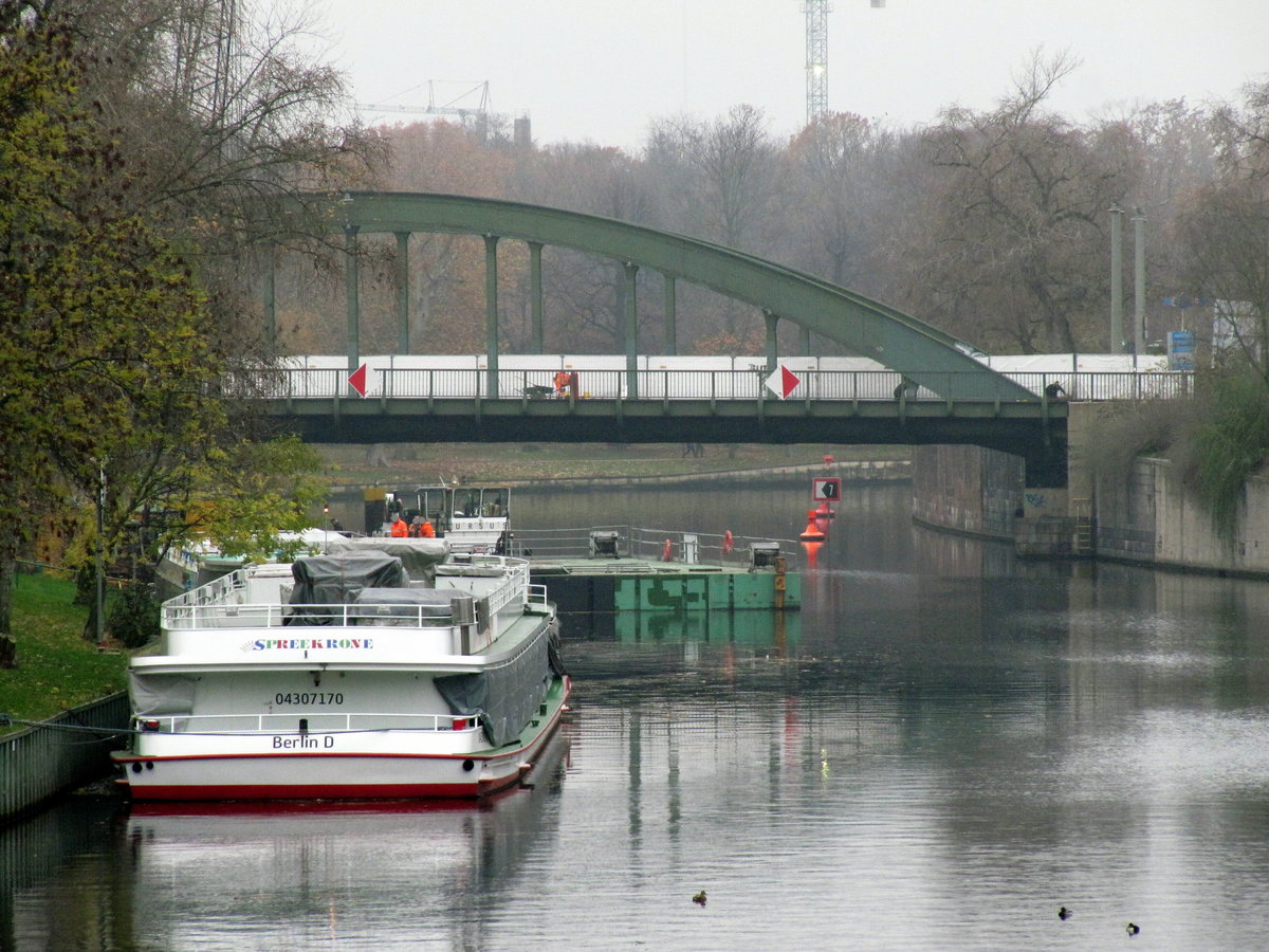 Das zum Überwintern gut eingepackte FGS Spreekrone (04307170) lag am 21.11.2019 am Ufer der Spree in Berlin-Charlottenburg. Im Hintergrund die Schloßbrücke. 