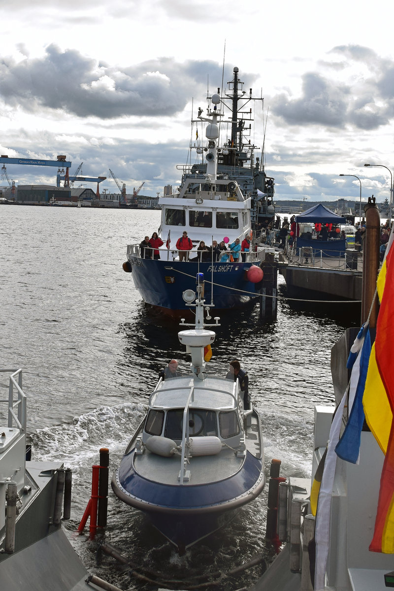 Das zum Zollboot PRIWALL gehörende Tochterboot BUCHHORST hat soeben das  Mutterboot  verlassen. Kiel, 3.10.2019. Openship auf dem Zollboot anlässlich der Feierlichkeiten zum Tag der Deutschen Einheit.