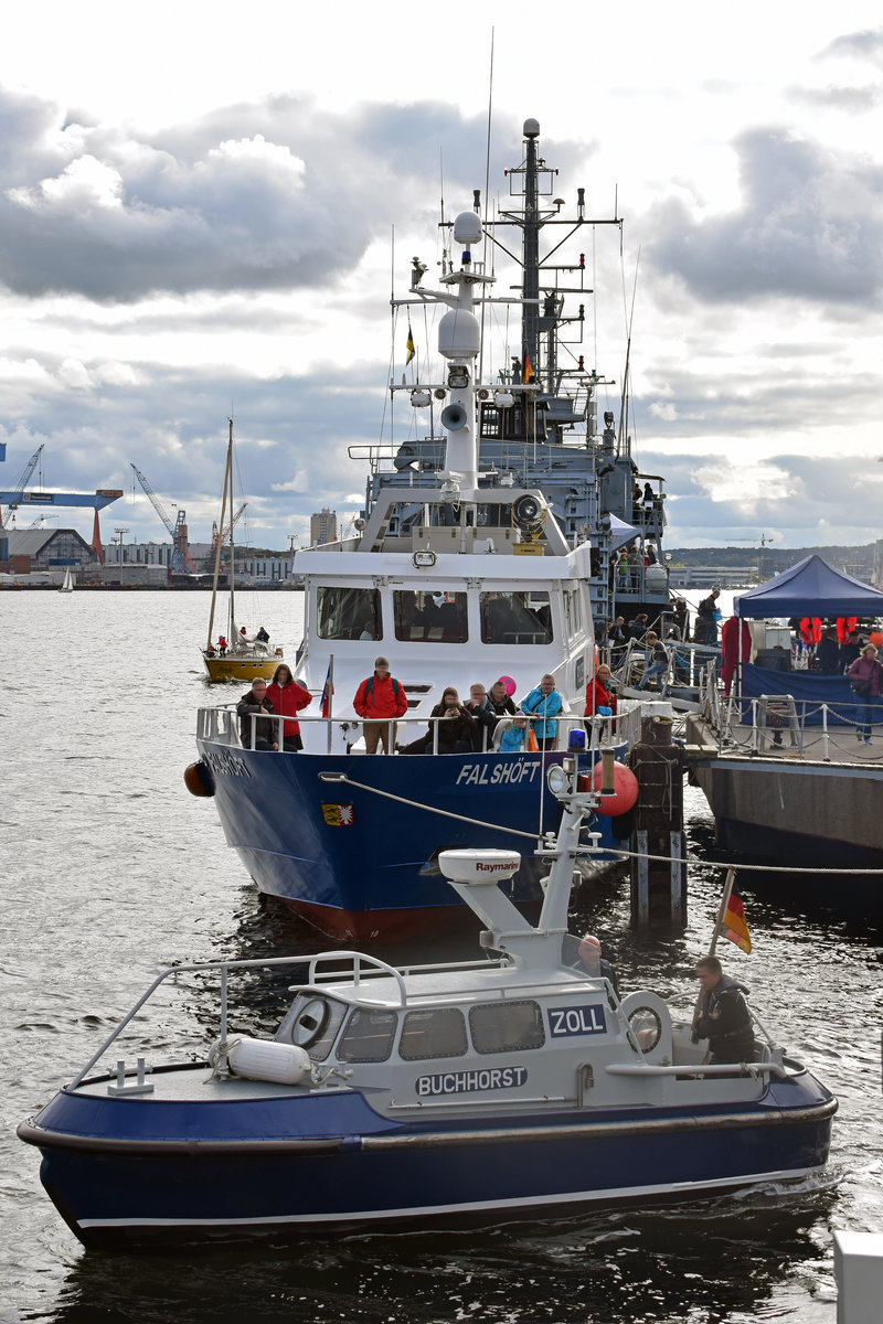 Das zum Zollboot PRIWALL gehörende Tochterboot BUCHHORST vor dem Polizeiboot FALSHÖFT. Kiel, 3.10.2019