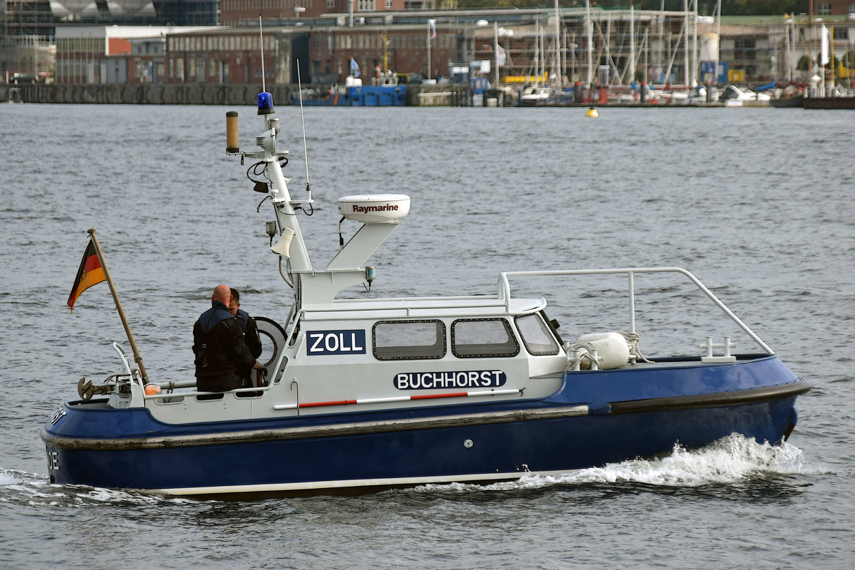 Das zum Zollboot PRIWALL gehörende Tochterboot BUCHHORST am 3.10.2019 auf der Kieler Förde