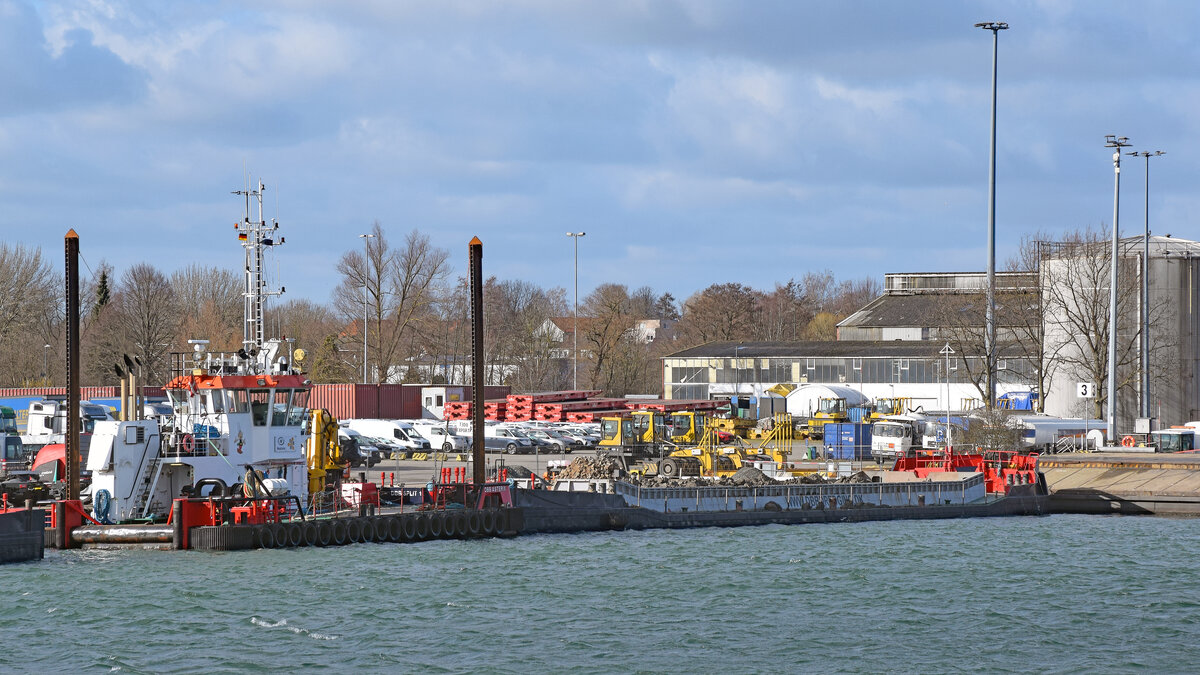 DBB ASTERIX (IMO 9878125) am 25.02.2023 im Hafen von Lübeck-Travemünde. Das rund 24 Meter lange Seefahrzeug ist zurzeit im Einsatz, um mit Baggergut von der Baustelle Skandinavienkai gefüllte Bargen in die Lübecker Bucht zu bringen, wo das Baggergut verklappt wird.