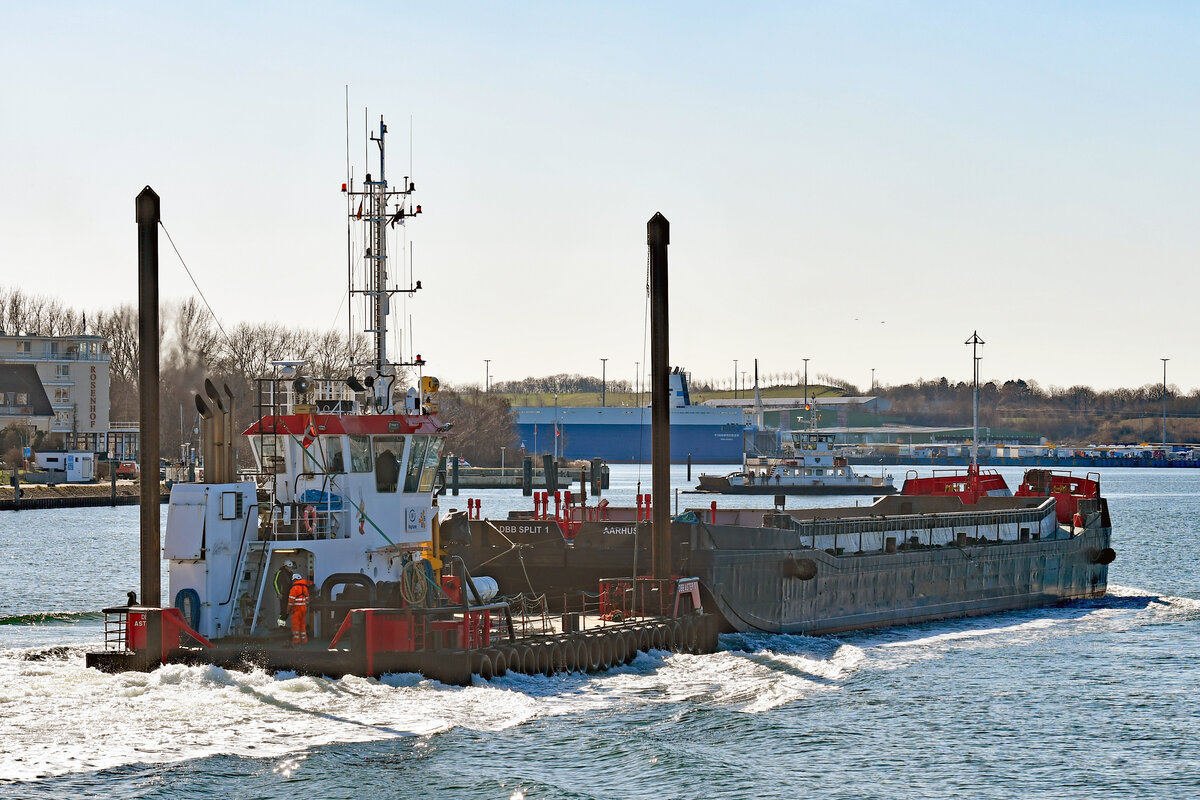 DBB ASTERIX (IMO 9878125) mit Klappschute DBB SPLIT 1 am 28.02.2023 im Hafen von Lübeck-Travemünde