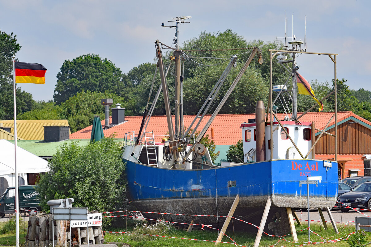 DE AAL, ein scheinbar ausgemustertes Fischereiboot, am 24.7.2021 unweit des NOK (Nord-Ostsee-Kanal) bei Rade. 