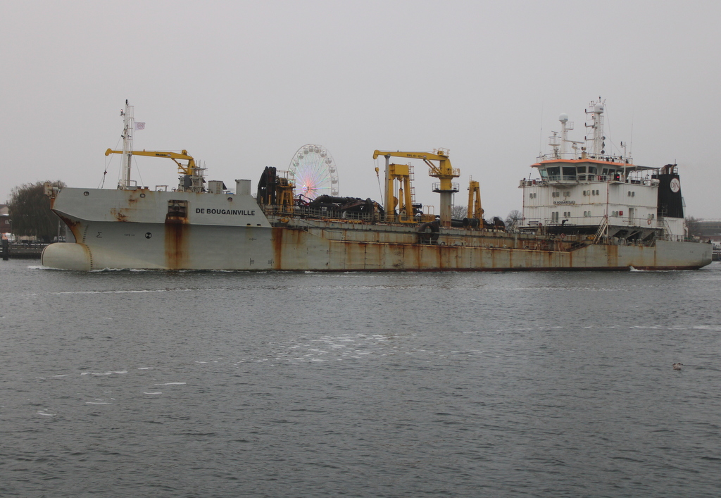 DE Bougainville beim Einlaufen am 09.12.2023 in Warnemünde.