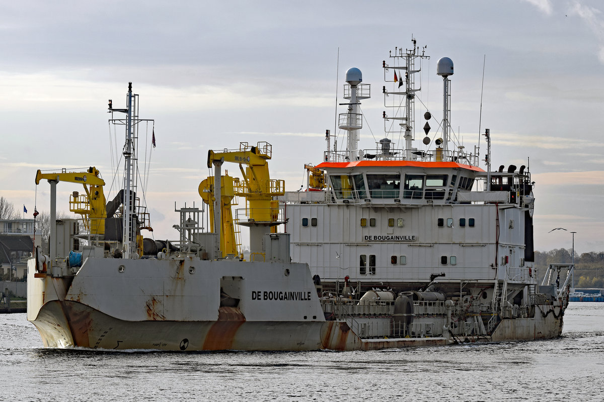 DE BOUGAINVILLE (IMO: 9303352) am 12.11.2017 Lübeck-Travemünde auslaufend