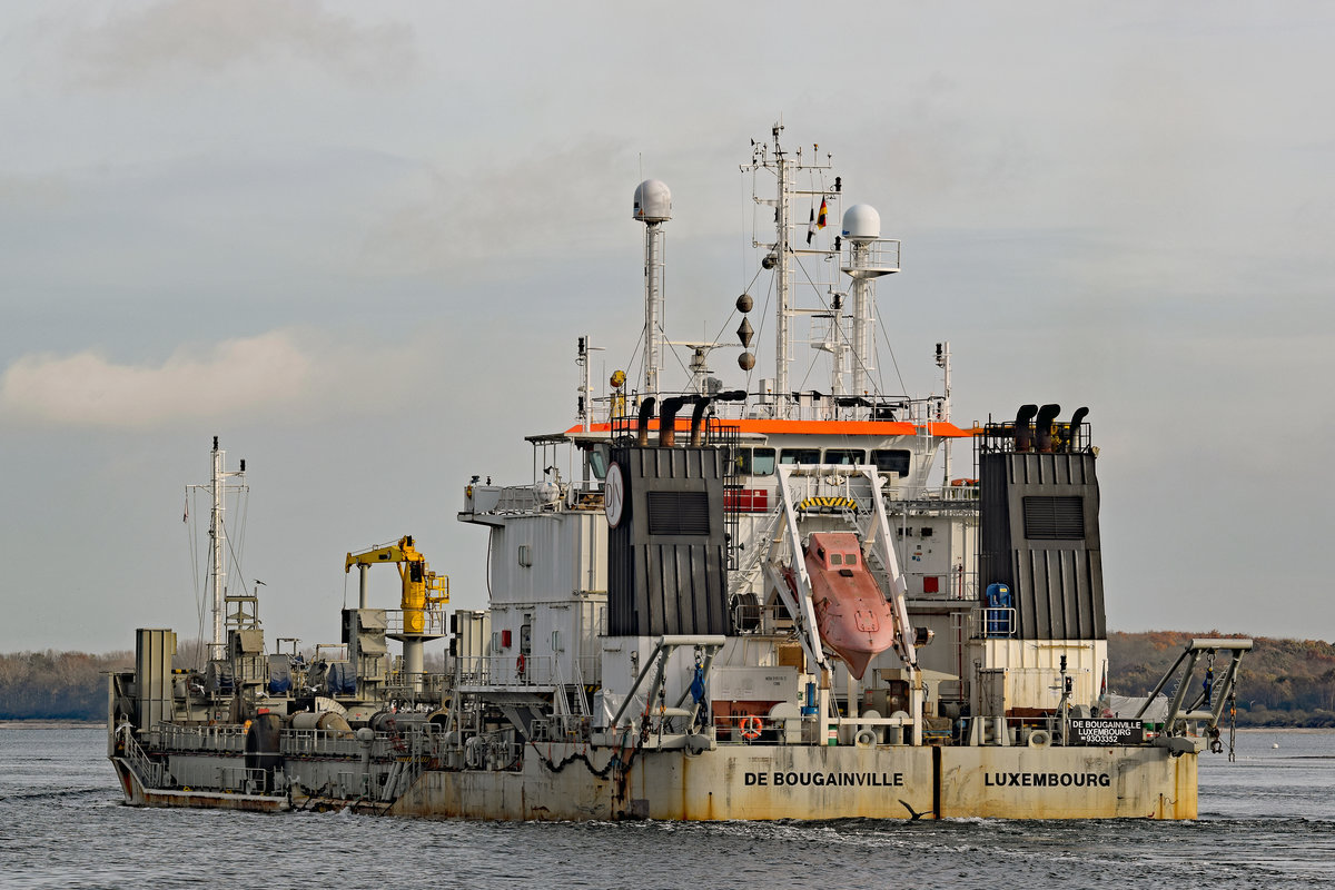 DE BOUGAINVILLE (IMO: 9303352) am 12.11.2017 Lübeck-Travemünde auslaufend