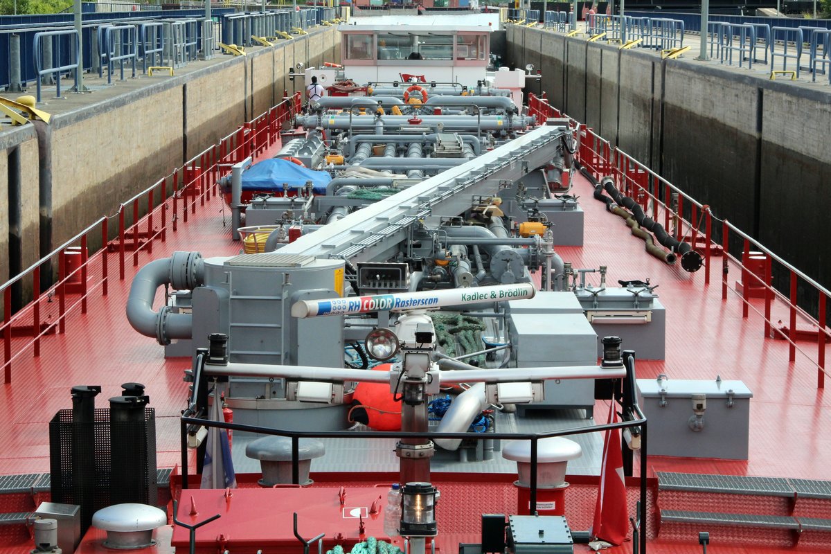 Deck des  TMS BERNHARD DETTMER (04806430) am 19.07.2016 in der Schleuse Uelzen II. Schön zu sehen der Bunkermast zum Betanken von Seeschiffen und der Hydraulische Mast mit dem Radar.