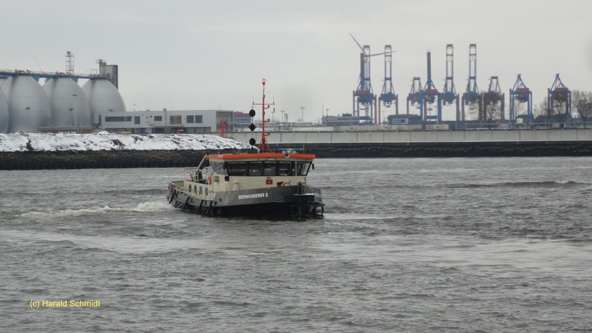 DEEPENSCHRIEWER II am 13.3.2013, Hamburg, Elbe vor dem Fischereihafen bei der Arbeit /

Mess- und Peilschiff der HPA / La 27,5 m, B 8,6 m, Tg 1,35 m / 2 Diesel ges. 294 kW, 400 PS, 2 VSP, Freifahrt 7 kn, Messfahrt 4 kn / 1970 bei Menzer, HH-Bergedorf /
Aufgabe: Hydrographische Vermessung der Hafengewsser des Hamburger Hafens mittels eines
Flchenlotsystems. berwachung der Solltiefen sowie der Topographie der Gewssersohle hinsichtlich 
