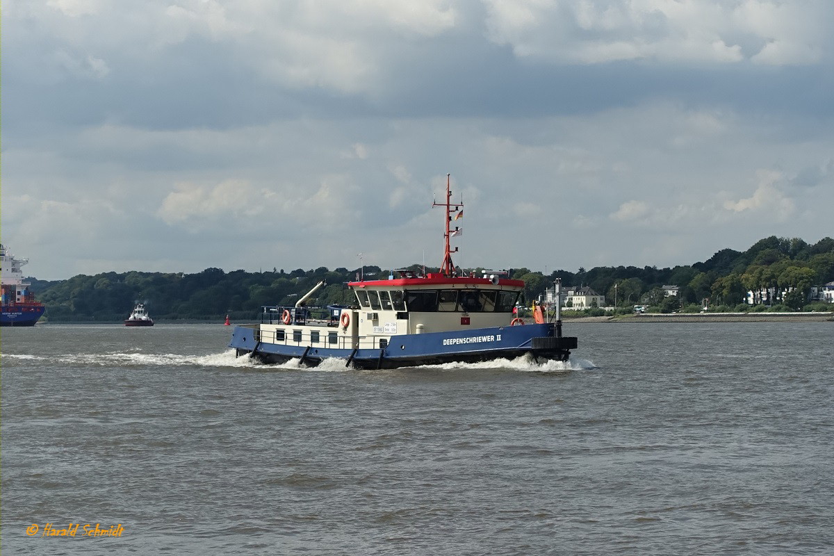 DEEPENSCHRIEWER II am 21.8.2019, Hamburg, Elbe vor dem  Bubendeyufer  /

Mess- und Peilschiff der HPA / Lüa 27,5 m, B 8,6 m, Tg 1,35 m / 2 Diesel ges. 294 kW, 400 PS, 2 VSP, Freifahrt 7 kn, Messfahrt 4 kn / gebaut 1970 bei Menzer, HH-Bergedorf /
Aufgabe: Hydrographische Vermessung der Hafengewässer des Hamburger Hafens mittels eines
Flächenlotsystems. Überwachung der Solltiefen sowie der Topographie der Gewässersohle hinsichtlich morphologischer Veränderungen.
