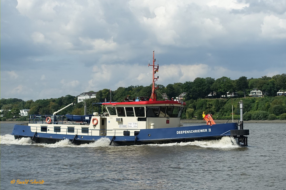 DEEPENSCHRIEWER II am 21.8.2019, Hamburg, Elbe vor dem  Bubendeyufer  /

Mess- und Peilschiff der HPA / Lüa 27,5 m, B 8,6 m, Tg 1,35 m / 2 Diesel ges. 294 kW, 400 PS, 2 VSP, Freifahrt 7 kn, Messfahrt 4 kn / gebaut 1970 bei Menzer, HH-Bergedorf /
Aufgabe: Hydrographische Vermessung der Hafengewässer des Hamburger Hafens mittels eines
Flächenlotsystems. Überwachung der Solltiefen sowie der Topographie der Gewässersohle hinsichtlich morphologischer Veränderungen.
