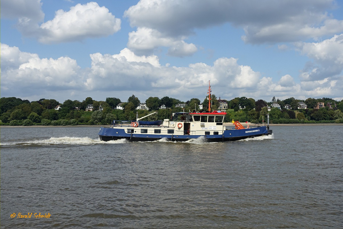 DEEPENSCHRIEWER II am 21.8.2019, Hamburg, Elbe vor dem  Bubendeyufer  /

Mess- und Peilschiff der HPA / Lüa 27,5 m, B 8,6 m, Tg 1,35 m / 2 Diesel ges. 294 kW, 400 PS, 2 VSP, Freifahrt 7 kn, Messfahrt 4 kn / gebaut 1970 bei Menzer, HH-Bergedorf /
Aufgabe: Hydrographische Vermessung der Hafengewässer des Hamburger Hafens mittels eines
Flächenlotsystems. Überwachung der Solltiefen sowie der Topographie der Gewässersohle hinsichtlich morphologischer Veränderungen.
