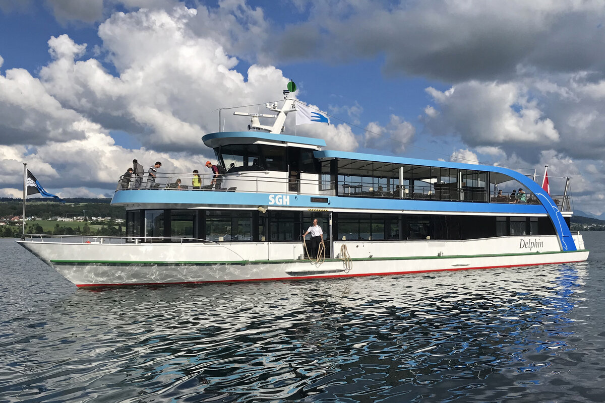  Delphin  der SGH (Hallwilersee). Es ist 32 Meter lang und fasst max: 220 Personen. 16,Juni 2019, Schiffsteg Beinwil, Schweiz.