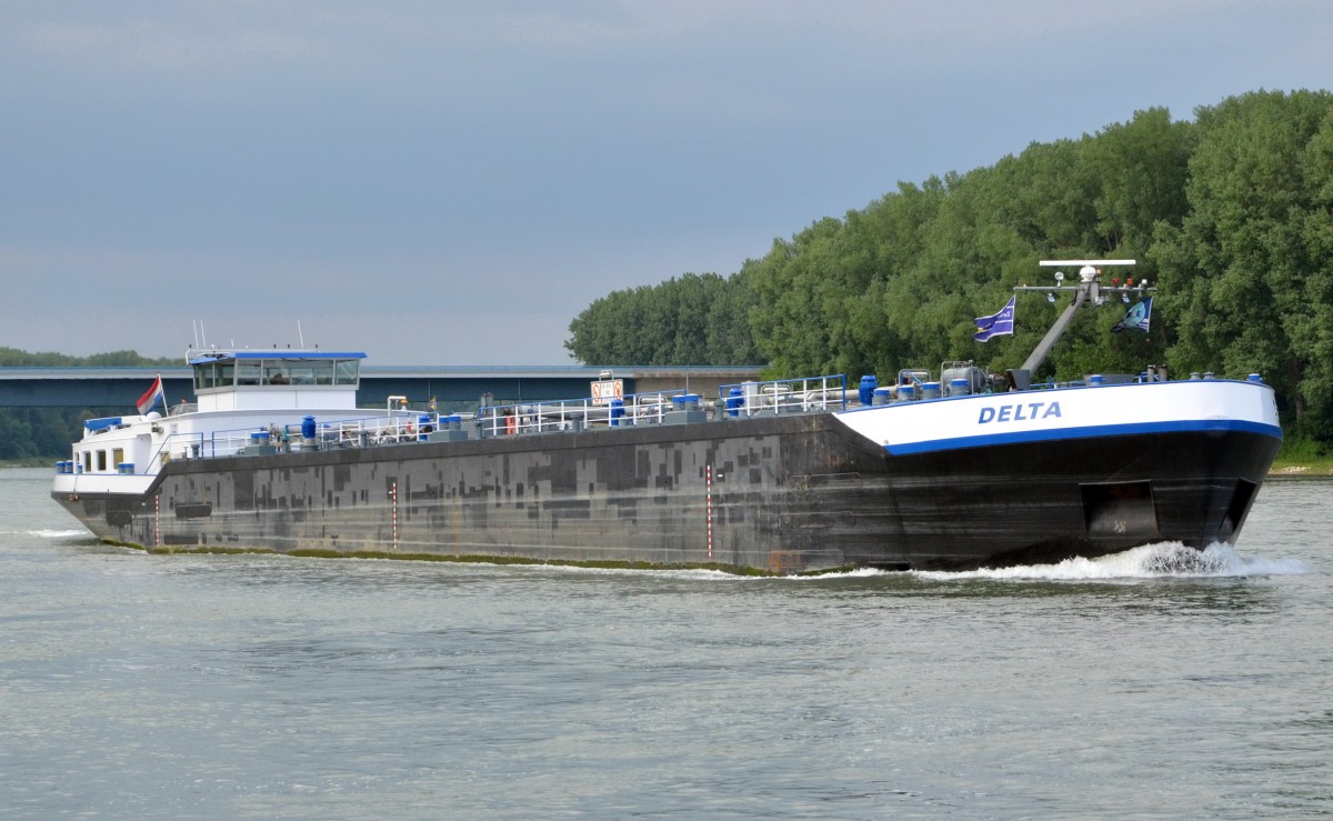 ,,Delta“ Tankschiff auf dem Rhein bei Germersheim am 09.06.2015, Heimathafen Rotterdam. L.: 86m, B.: 11,40m.