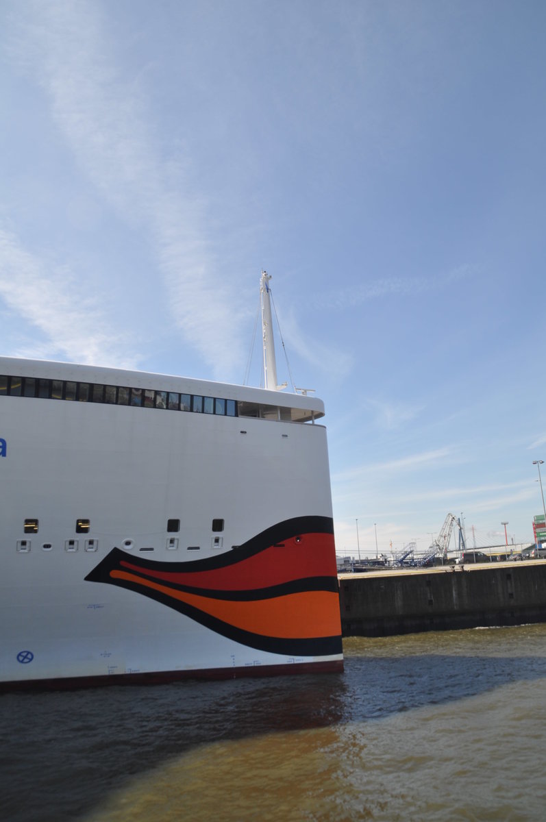 Den wohl schönsten Ausblick von Bord eines Kreuzfahrers hat man an Bord der  Aidaperla  in der Spitze des Schiffes. Wahrscheinlich angelehnt an die Bugspitze der Titanic