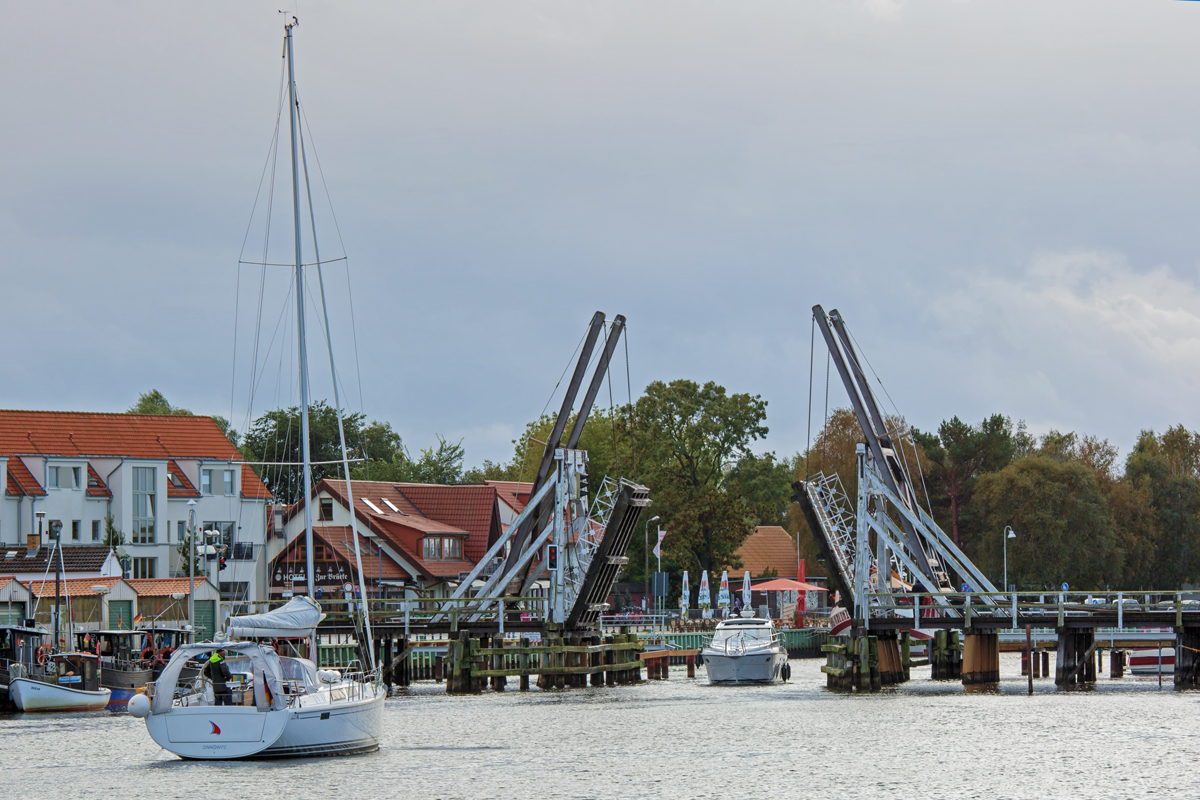 Denkmalgeschützte Klappbrücke in Greifswald-Wieck wurde zur Durchfahrt geöffnet. - 25.09.2014
