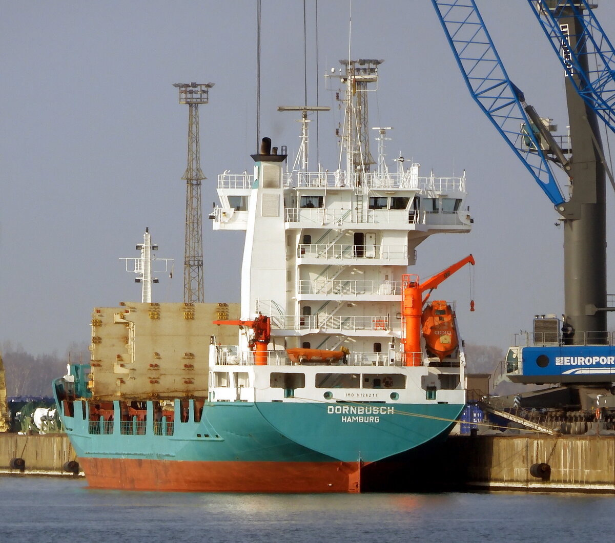 Der 100m lange Mehrzweckfrachter DORNBUSCH am 24.03.22 in Rostock