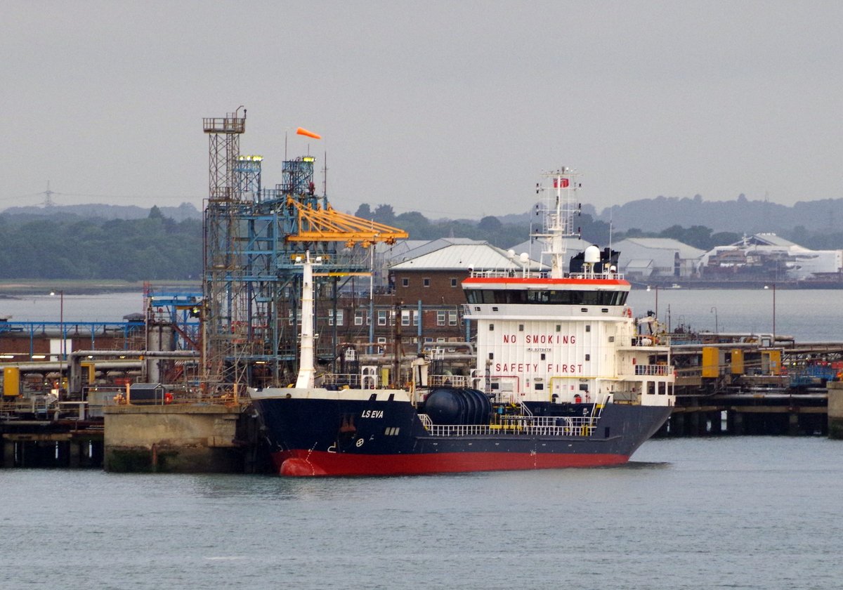 Der 100m lange Tanker LS EVA am 05.06.17 in Southampton