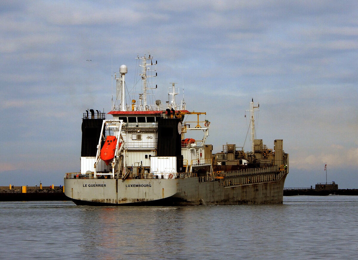 Der 100m lange Transporter LE GUERRIER am 06.03.24 in Rostock