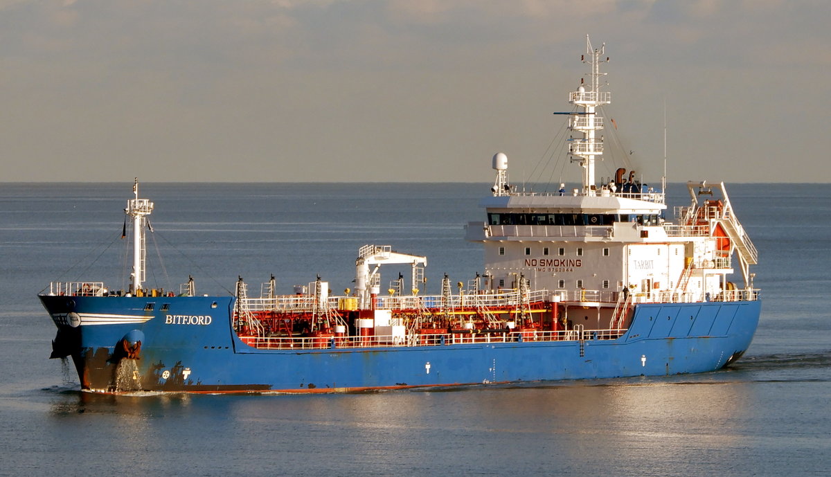 Der 108m lange Chemikalientanker BITFJORD am 22.06.19 in Bremerhaven