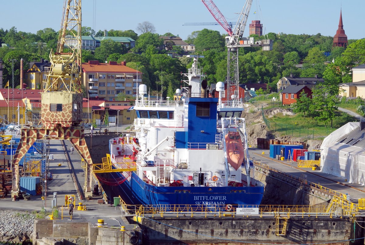 Der 115m lange Bitumentanker BITFLOWER am 21.05.18 in Stockholm im Trockendock