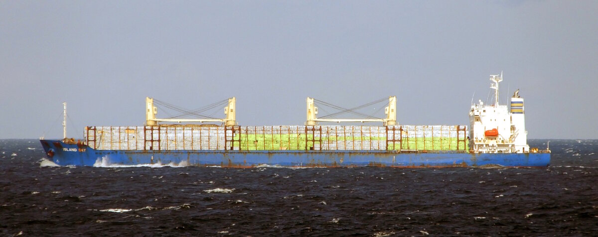 Der 180m lange Bulker ISLAND BAY am 08.11.23 auf der Ostsee unterwegs.
