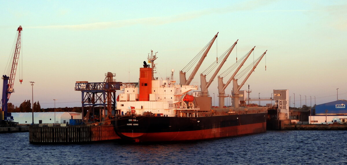 Der 183m lange Bulk Carrier COUGA am 20.10.22 in Sassnitz-Mukran