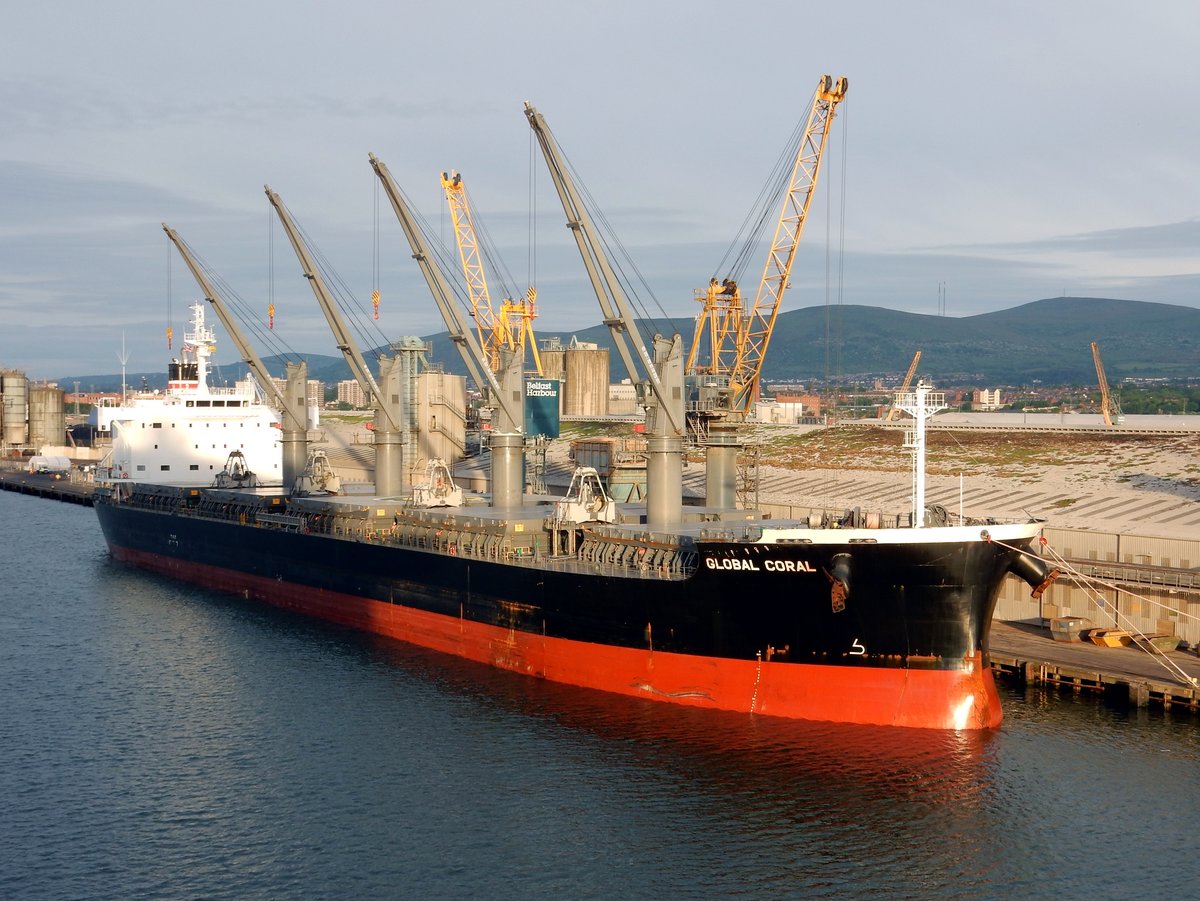 Der 183m lange Massengutfrachter (BULKER) GLOBAL CORAL am 01.06.17 in Belfast